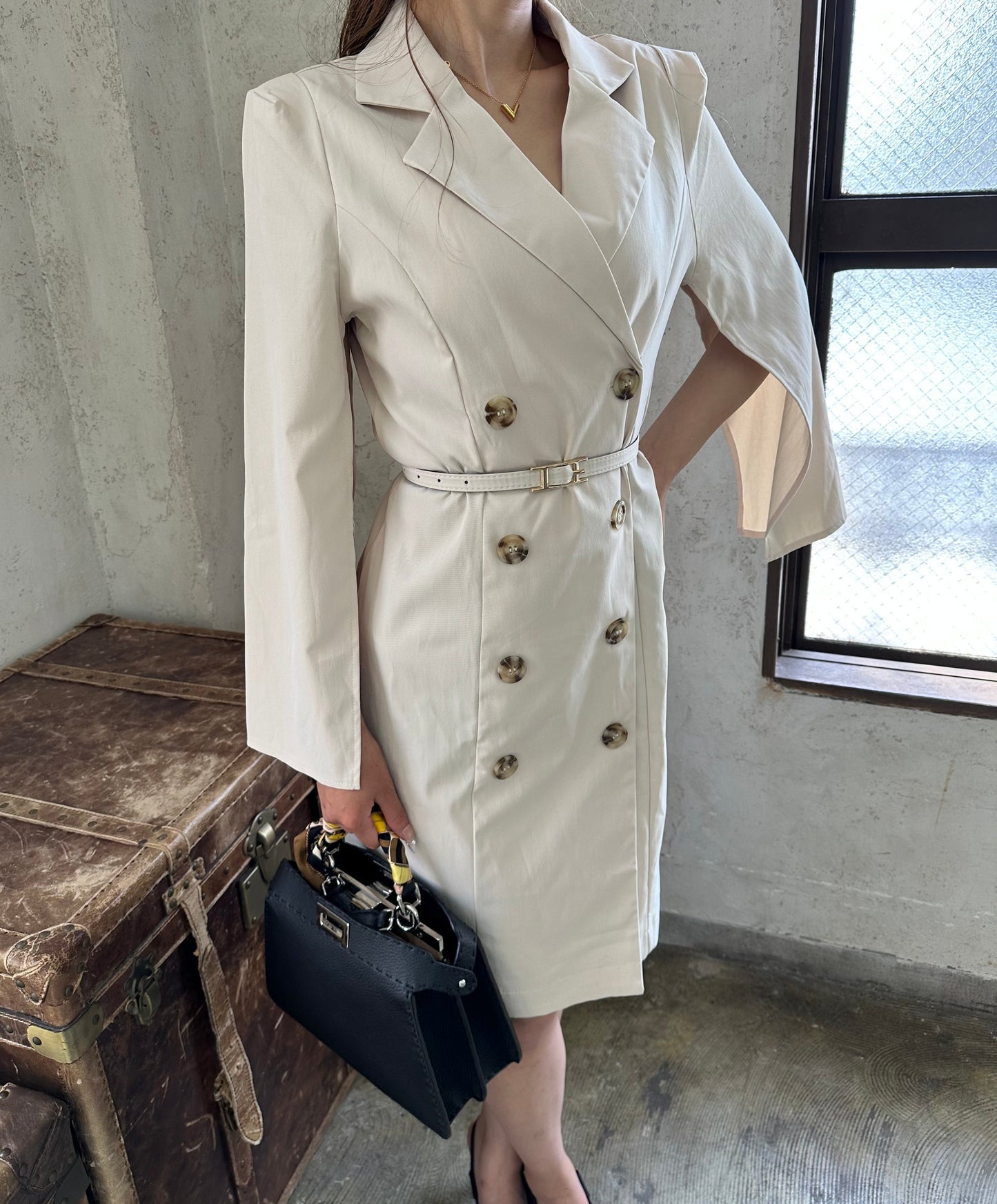 【ベージュホワイト】ベルト付きケープコート型トレンチワンピース
