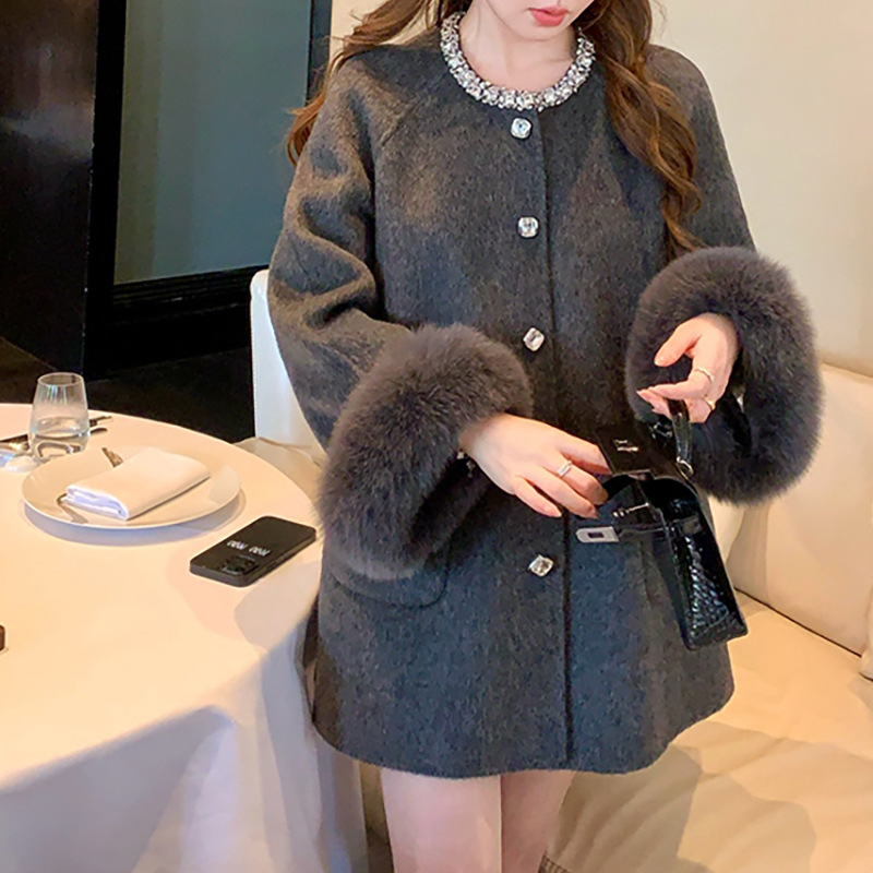 ビジューアクセント×ファー袖ミドルコート